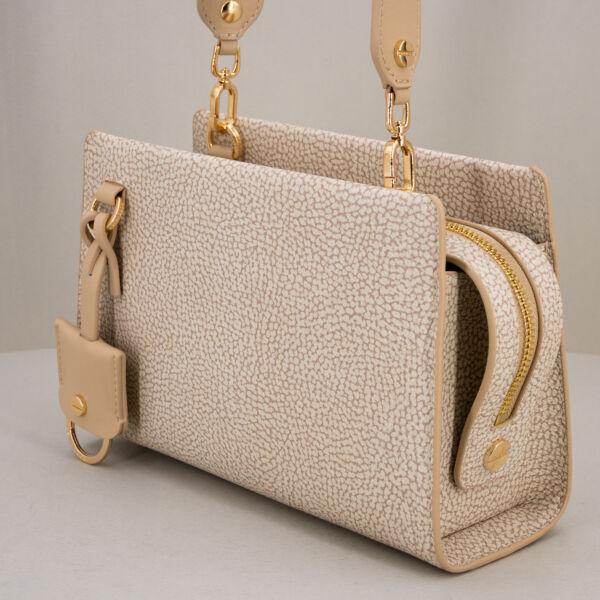 Borbonese borsa tracolla elegante sand, in pregiata pelle con finiture in metallo dorato e charms.