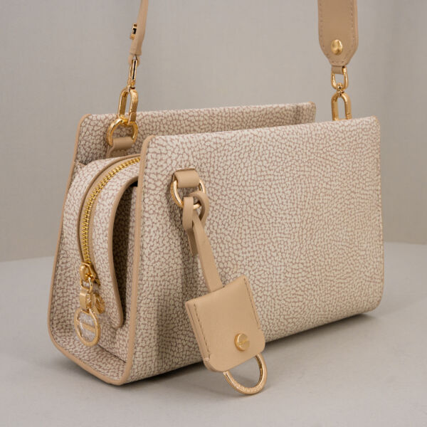 Borbonese borsa tracolla elegante sand, in pregiata pelle con finiture in metallo dorato e charms.