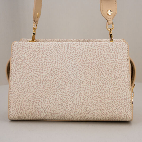 Borbonese borsa tracolla elegante sand, in pregiata pelle con finiture in metallo dorato e charms.