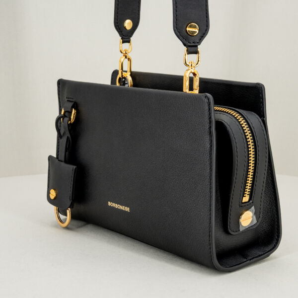 Borbonese borsa tracolla elegante nera, in pregiata pelle con finiture in metallo dorato e charms.