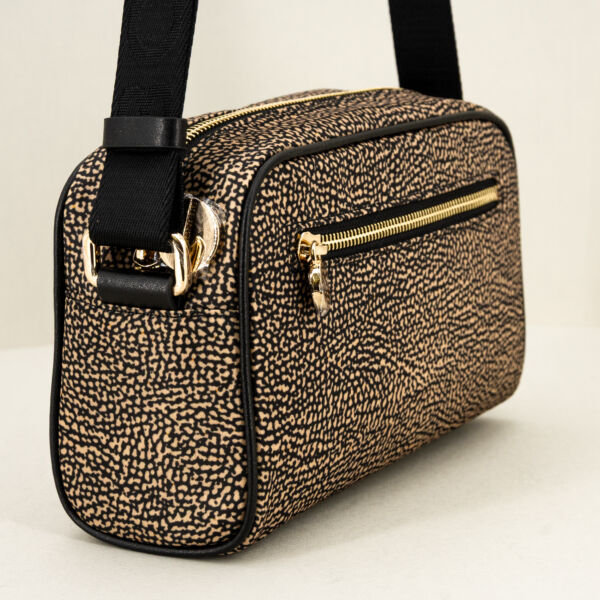 Borbonese camera case tracolla op natural in nylon e pregiata pelle, zip superiore e tasca esterna con zip. Tracolla regolabile e removibile.