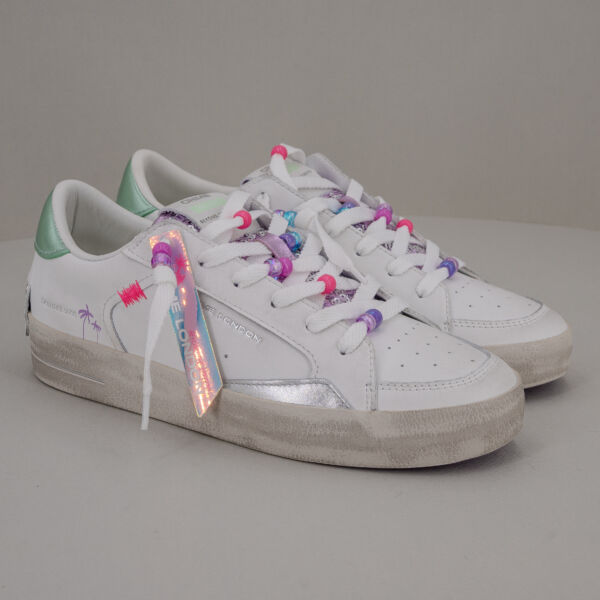 Crime London sk8 charms, in vera pelle colore bianco con dettagli laminato argento, paillettes lilla e lacci con perline.