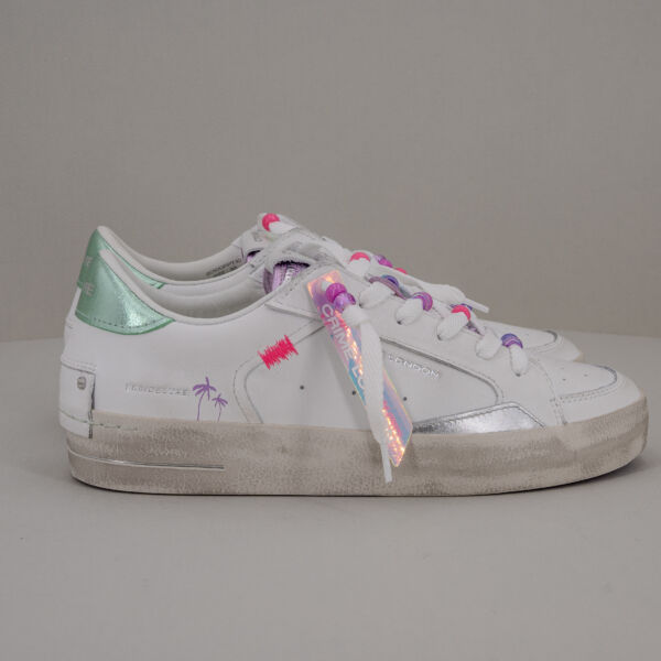 Crime London sk8 charms, in vera pelle colore bianco con dettagli laminato argento, paillettes lilla e lacci con perline.