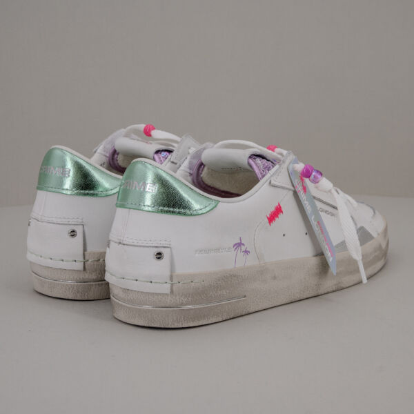 Crime London sk8 charms, in vera pelle colore bianco con dettagli laminato argento, paillettes lilla e lacci con perline.