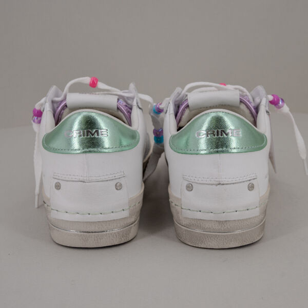 Crime London sk8 charms, in vera pelle colore bianco con dettagli laminato argento, paillettes lilla e lacci con perline.