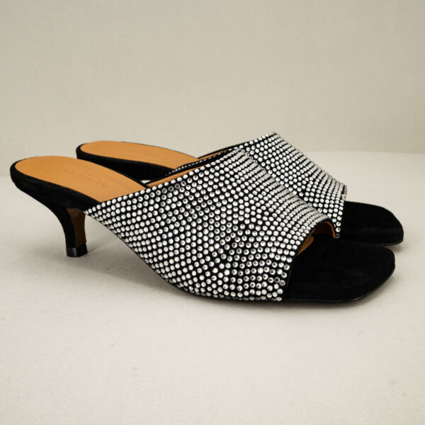 Audley ciabatta elegante con strass, tacco basso comodo e sottopiede in pelle imbottito.