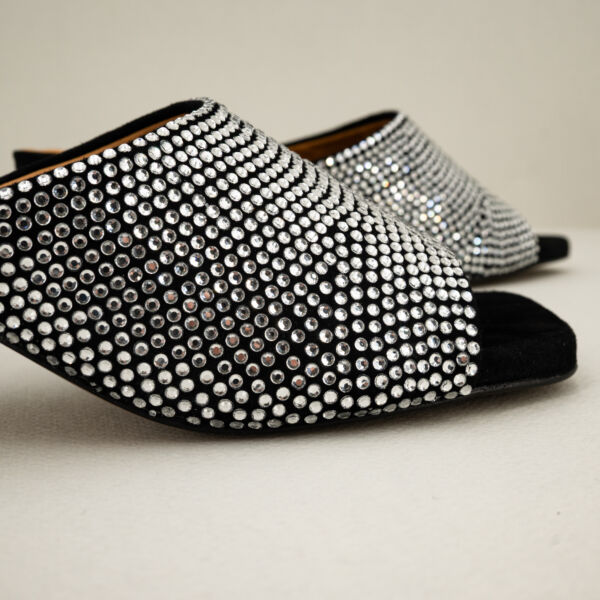 Audley ciabatta elegante con strass, tacco basso comodo e sottopiede in pelle imbottito.