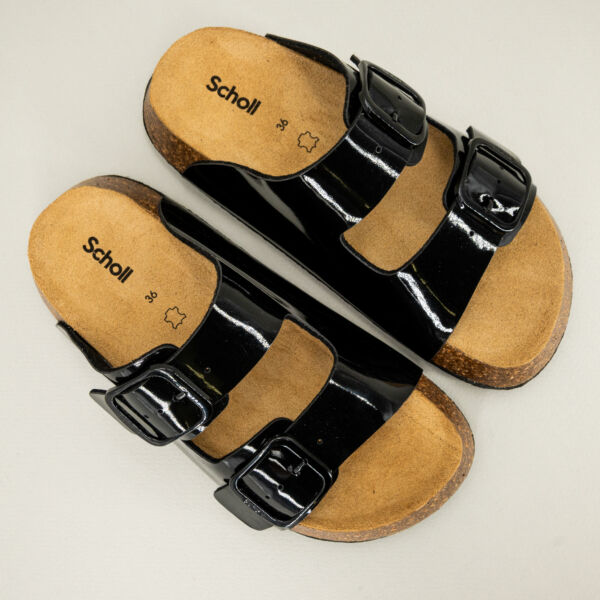 Scholl sandalo ciabatta Noelle nero, suola in sughero naturale e gomma, fasce regolabili.