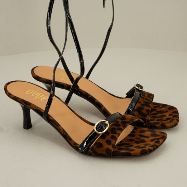 Ovyé sandalo leopard con tacco, elegante e comodo. Lacci alla schiava.