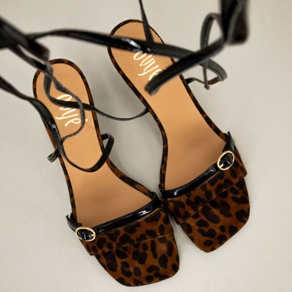 Ovyé sandalo leopard con tacco, elegante e comodo. Lacci alla schiava.