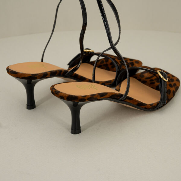 Ovyé sandalo leopard con tacco, elegante e comodo. Lacci alla schiava.