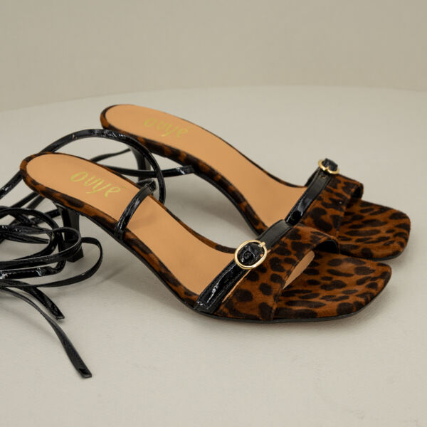 Ovyé sandalo leopard con tacco, elegante e comodo. Lacci alla schiava.