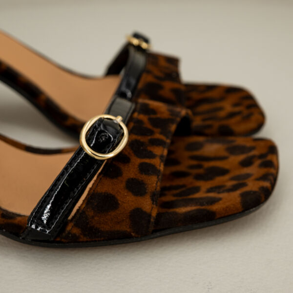 Ovyé sandalo leopard con tacco, elegante e comodo. Lacci alla schiava.