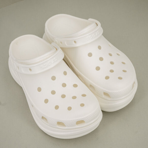 Crocs Classic Bae Clog bianco, suola rialzata ed ammortizzata, sandalo donna estivo comodo e pratico