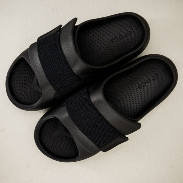 Crocs Mellow slide nero, ciabatta da uomo in literide morbida schiuma dona comfort a piedi e gambe.