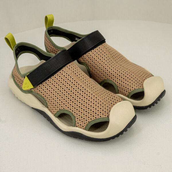 Crocs sandalo Swiftwater seppia, da uomo, resistente all'acqua, tomaia traforata, cinturi frontale regolabile e suola ultra ammortizzata.