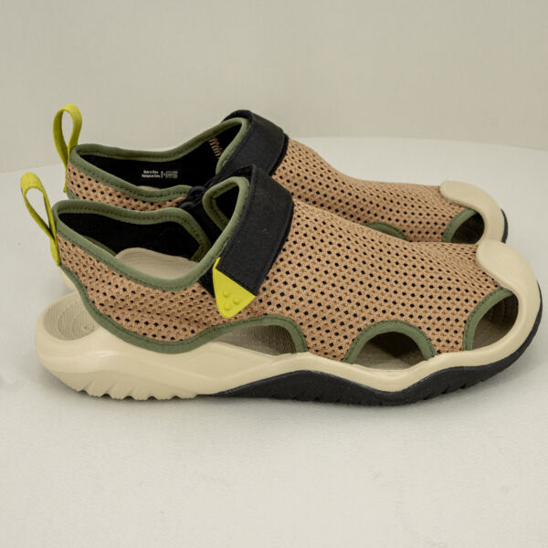 Crocs sandalo Swiftwater seppia, da uomo, resistente all'acqua, tomaia traforata, cinturi frontale regolabile e suola ultra ammortizzata.