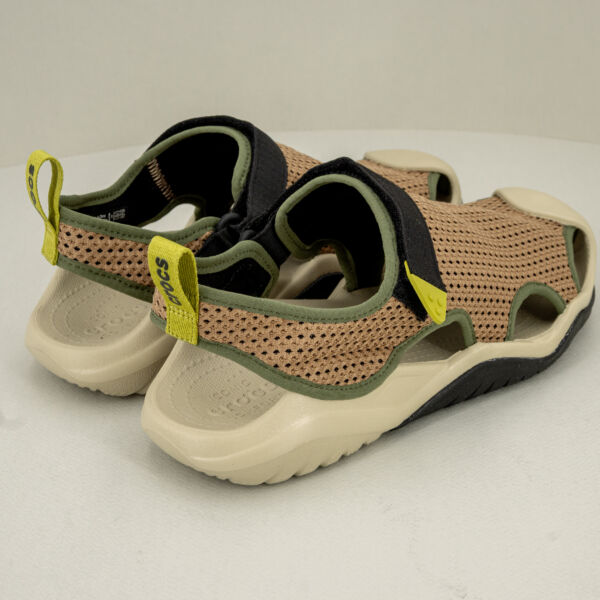 Crocs sandalo Swiftwater seppia, da uomo, resistente all'acqua, tomaia traforata, cinturi frontale regolabile e suola ultra ammortizzata.