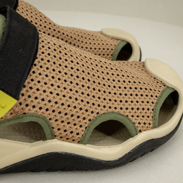 Crocs sandalo Swiftwater seppia, da uomo, resistente all'acqua, tomaia traforata, cinturi frontale regolabile e suola ultra ammortizzata.