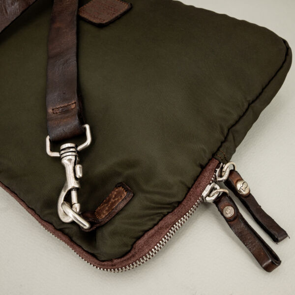 Campomaggi borsa porta documenti telavela, finiture in pelle di vacchetta, realizzata a mano in Italia. Borsa uomo elegante e fashion