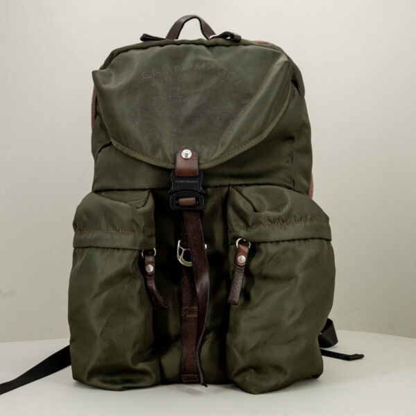 Campomaggi zaino outdoor verde militare, perfetto per trekking in montagna e viaggi on the road. Zaino leggero e tecnico.