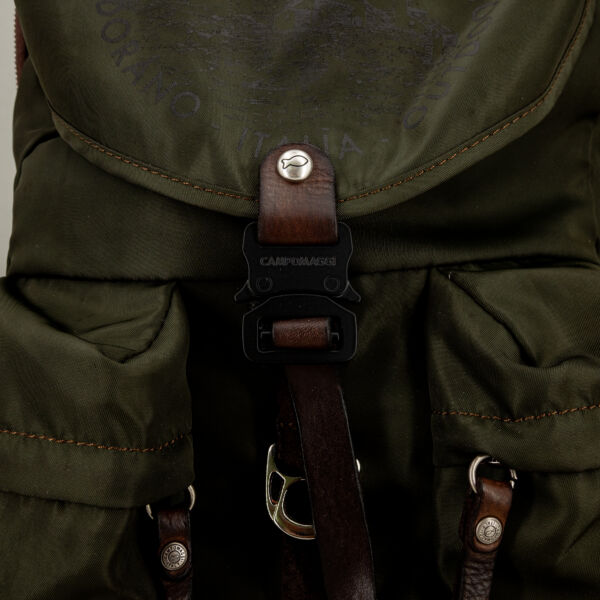 Campomaggi zaino outdoor verde militare, perfetto per trekking in montagna e viaggi on the road. Zaino leggero e tecnico.