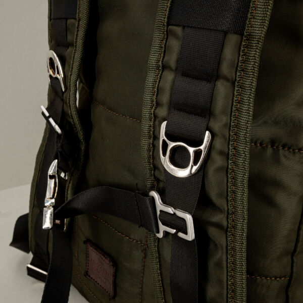 Campomaggi zaino outdoor verde militare, perfetto per trekking in montagna e viaggi on the road. Zaino leggero e tecnico.