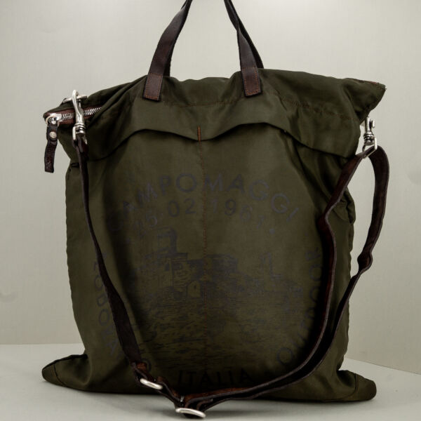 Campomaggi borsa shopping unisex verde militare, finiture in pregiata pelle, tracolla in pelle regolabile e removibile e doppio manico.