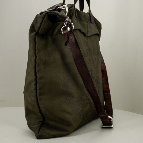 Campomaggi borsa shopping unisex verde militare, finiture in pregiata pelle, tracolla in pelle regolabile e removibile e doppio manico.