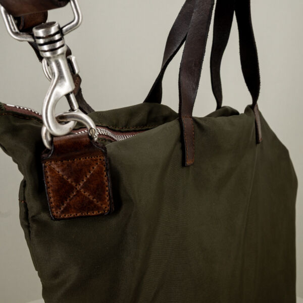 Campomaggi borsa shopping unisex verde militare, finiture in pregiata pelle, tracolla in pelle regolabile e removibile e doppio manico.