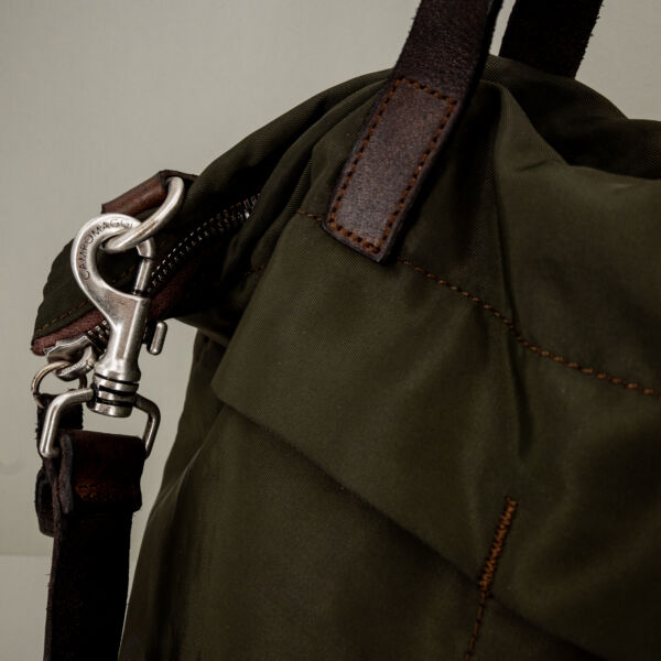 Campomaggi borsa shopping unisex verde militare, finiture in pregiata pelle, tracolla in pelle regolabile e removibile e doppio manico.