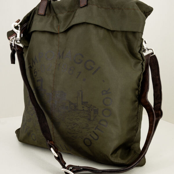 Campomaggi borsa shopping unisex verde militare, finiture in pregiata pelle, tracolla in pelle regolabile e removibile e doppio manico.