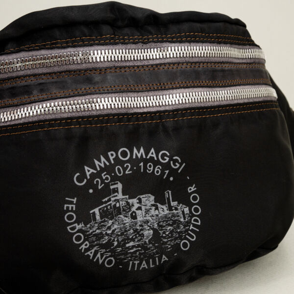 Campomaggi marsupio telavela nero, con tracolla in pregiata pelle, due zip frontali e una posteriore. Pratico e capiente per un uso quotidiano.