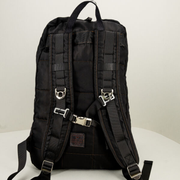 Campomaggi zaino outdoor nero, perfetto per trekking in montagna e viaggi on the road. Zaino leggero e tecnico.
