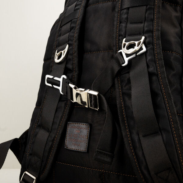 Campomaggi zaino outdoor nero, perfetto per trekking in montagna e viaggi on the road. Zaino leggero e tecnico.