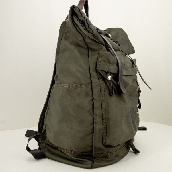 Campomaggi zaino outdoor verde militare, perfetto per trekking in montagna e viaggi on the road. Zaino leggero e tecnico.