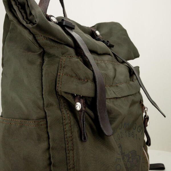 Campomaggi zaino outdoor verde militare, perfetto per trekking in montagna e viaggi on the road. Zaino leggero e tecnico.