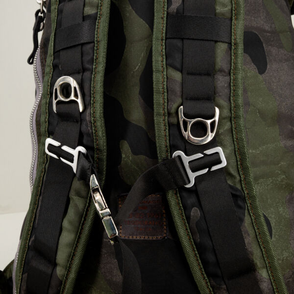 Campomaggi zaino outdoor camouflage, perfetto per trekking in montagna e viaggi on the road. Zaino leggero e tecnico.