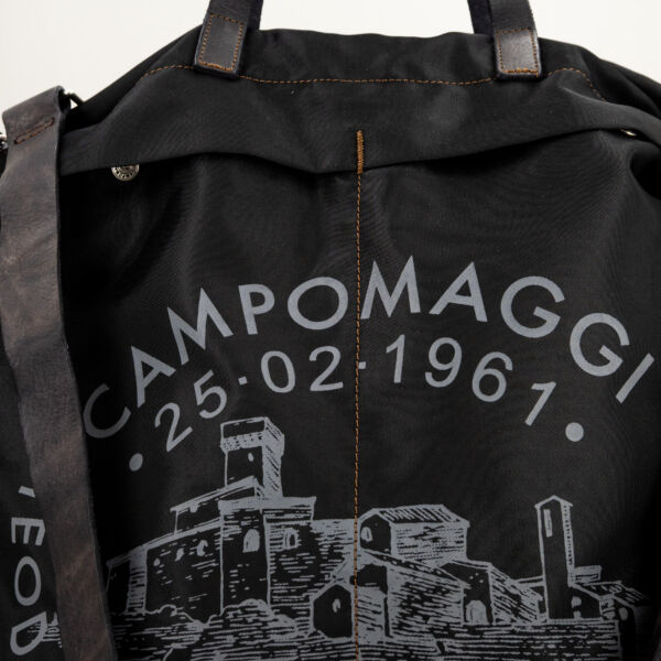 Campomaggi borsa shopping unisex nera, finiture in pregiata pelle, tracolla in pelle regolabile e removibile e doppio manico.