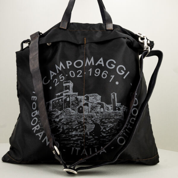 Campomaggi borsa shopping unisex nera, finiture in pregiata pelle, tracolla in pelle regolabile e removibile e doppio manico.