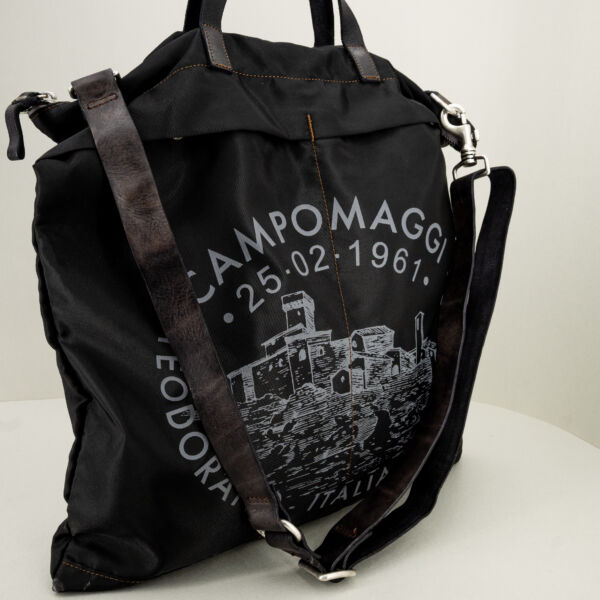 Campomaggi borsa shopping unisex nera, finiture in pregiata pelle, tracolla in pelle regolabile e removibile e doppio manico.