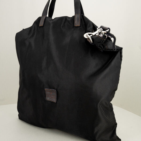 Campomaggi borsa shopping unisex nera, finiture in pregiata pelle, tracolla in pelle regolabile e removibile e doppio manico.