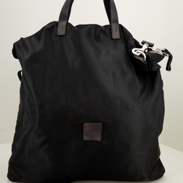 Campomaggi borsa shopping unisex nera, finiture in pregiata pelle, tracolla in pelle regolabile e removibile e doppio manico.