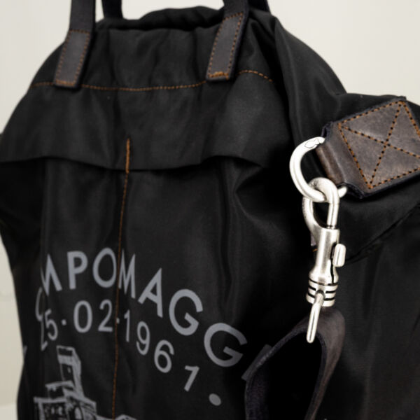 Campomaggi borsa shopping unisex nera, finiture in pregiata pelle, tracolla in pelle regolabile e removibile e doppio manico.