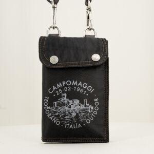 Campomaggi portacellulare nero con tracolla in pelle e ganci per la cintura. Accessorio uomo pratico e utile