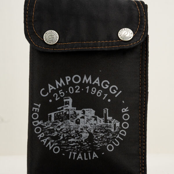 Campomaggi portacellulare nero con tracolla in pelle e ganci per la cintura. Accessorio uomo pratico e utile