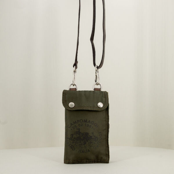 Campomaggi portacellulare verde con tracolla in pelle e ganci per la cintura. Accessorio uomo pratico e utilemilitare,