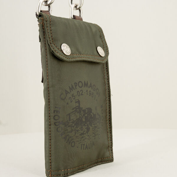 Campomaggi portacellulare verde con tracolla in pelle e ganci per la cintura. Accessorio uomo pratico e utilemilitare,