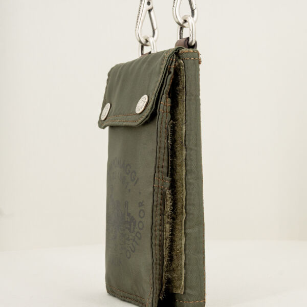 Campomaggi portacellulare verde con tracolla in pelle e ganci per la cintura. Accessorio uomo pratico e utilemilitare,