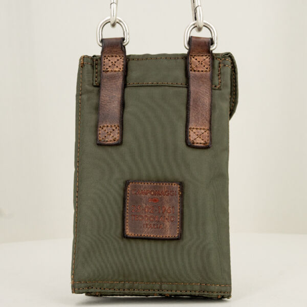 Campomaggi portacellulare verde con tracolla in pelle e ganci per la cintura. Accessorio uomo pratico e utilemilitare,